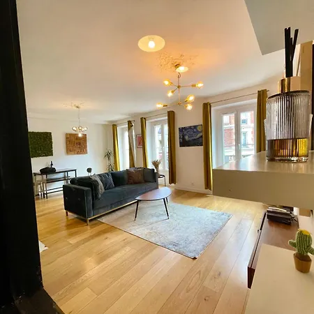Elegant & Chic A Apartment